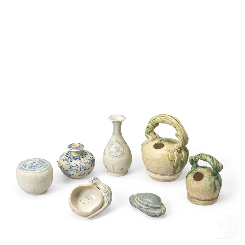 約十五/十六世紀 青花陶瓷一組 | A SELECTION OF SMALL BLUE AND WHITE ITEMS AND TWO GREEN-GLAZED LIME POTS - 图3
